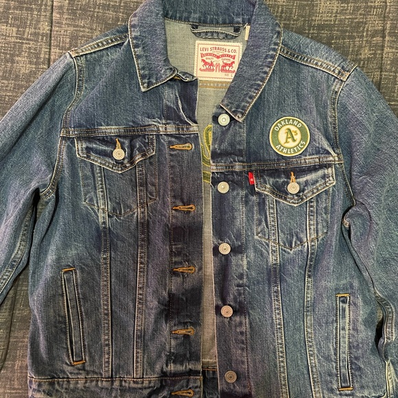 Unisex Levi’s Jackets 
Licensed NFL, NBA and MLB Sport Teams Levi Jackets $75 - Picture 8 of 9